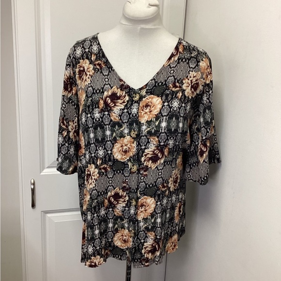 DayTrip Women’s Short Sleeve Floral Button Down Shirt, Black, size XL - Picture 8 of 11